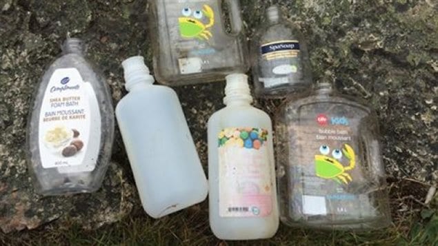 Six bouteilles de bain moussant ont été retrouvées aux abords du site.