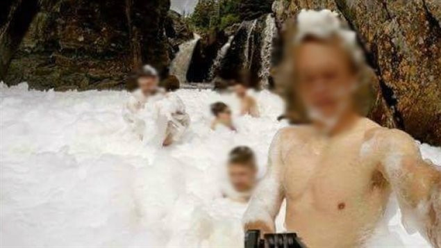 Six jeunes se sont photographiés après avoir transformé une cascade en bain moussant dans un parc au sud de Saint-Jean, Terre-Neuve. 