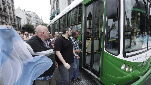 Los aumentos previstos convertirían al transporte público en privativo para la población de menores recursos económicos.