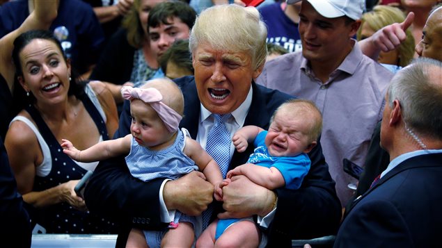 Donald Trump avec deux bébés
