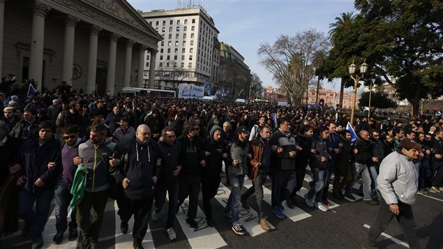 Manifestantes en apoyo a Bonafini marchan en la histórica Plaza de Mayo.