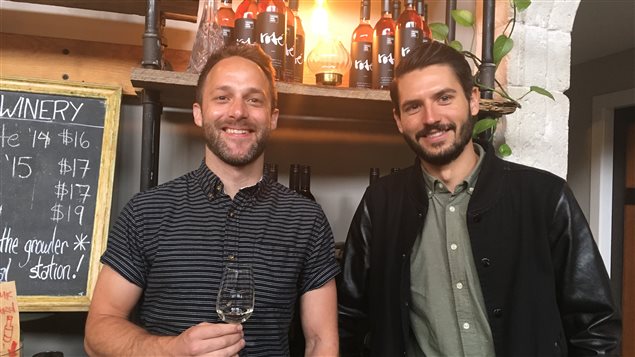 David Stansfield, propriétaire de Vancouver Urban Winery, en compagnie de Steve Thorpe, cofondateur du Settlement Building, qui héberge le vignoble ainsi que la microbrasserie Postmark et le restaurant Belgard. David Stansfield, propriétaire de Vancouver Urban Winery, en compagnie de Steve Thorpe, cofondateur du Settlement Building, qui héberge le vignoble ainsi que la microbrasserie Postmark et le restaurant Belgard.