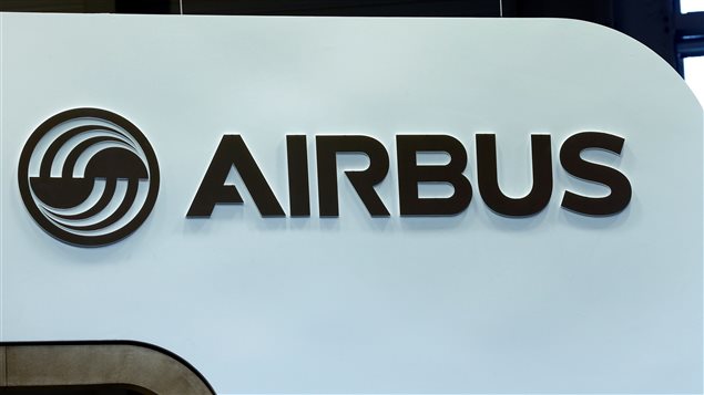 El logotipo de Airbus en un stand de la compañía durante una exposición en Ginebra, Suiza.