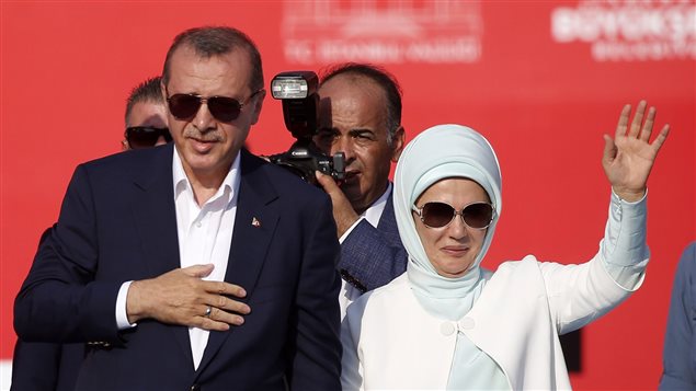 الرئيس التركي رجب طيّب اردوغان وإلى جانبه زوجته، يحيّي الجموع في اسطنبول في 07-08-2016