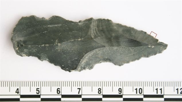 Un outil préhistorique retrouvé lors de fouilles en Jordanie par des chercheurs de l’Université de Victoria.