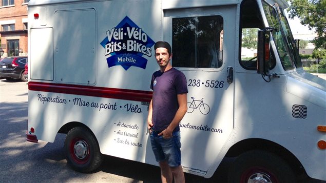 Christopher Lajoie-Asselin, fondateur et propriétaire de l’atelier mobile Véli-Vélo. Christopher Lajoie-Asselin, fondateur et propriétaire de l’atelier mobile Véli-Vélo.