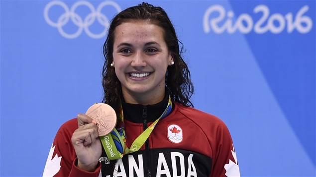 La nageuse canadienne Kylie Masse montre sa médaille de bronze, acquise au 100 m dos.