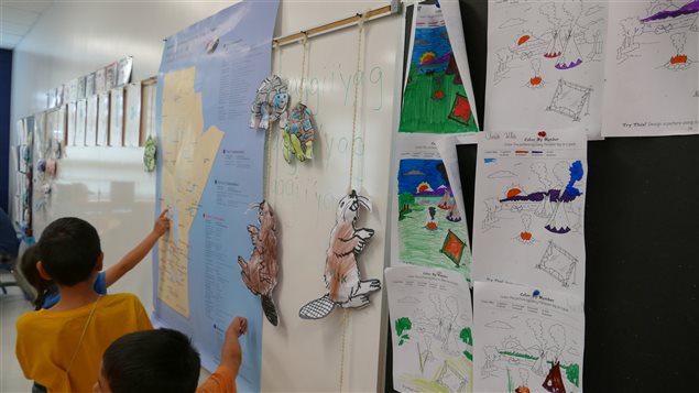 L’école Riverbend Community School offre des programmes bilingues en langue autochtone.