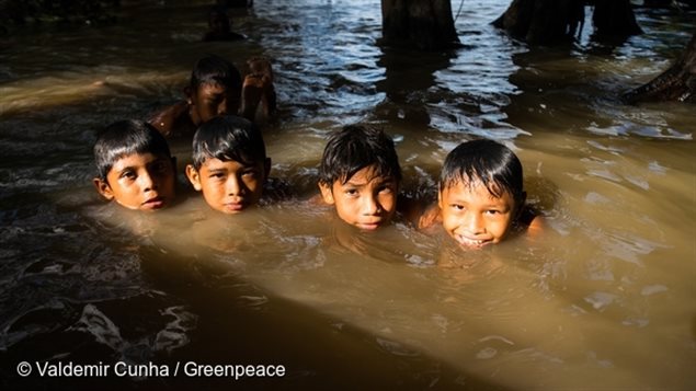 Niños jugando en el Río Tapajos