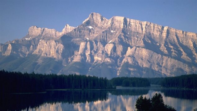 Les parcs des montagnes Rocheuses canadiennes, y compris celui de Banff, représentent 18 des sites canadiens qui se trouvent déjà sur la liste des sites du patrimoine mondial de l’UNESCO. Le gouvernement fédéral canadien demande aux citoyens de tout le pays de nommer d’autres joyaux pour mettre à jour ses futures recommandations à l’UNESCO. (Voyage Alberta / Presse canadienne)