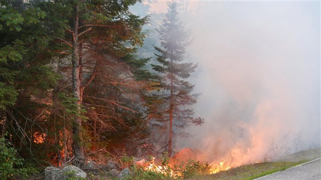 Las llamas en Seven MIle Lake, donde el fuego adquirió mayor virulencia.