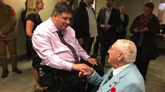 Le ministre des Anciens Combattants Kent Hehr en compagnie d’un ancien combattant