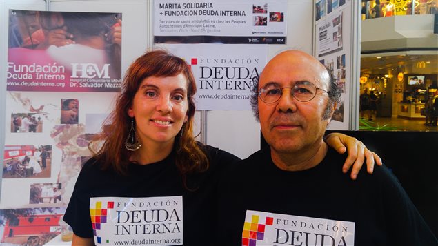 Élise Champagne y Anibal Romero, miembros del organismo de la sociedad civil Marita Solidaria, durante la celebración del Foro Social Mundial.