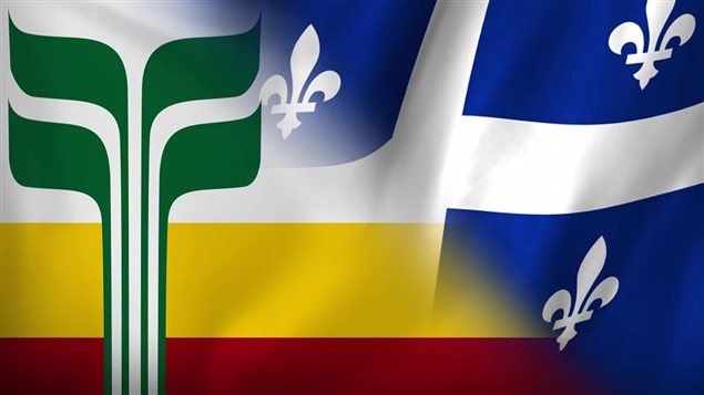 Mariage entre le drapeau des Franco-manitobains dans l’ouest du Canada et celui des Québécois.