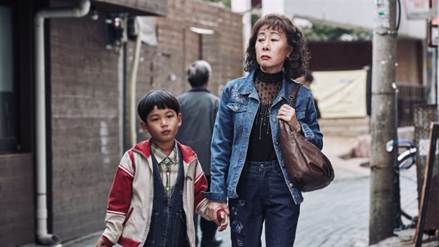 素英与小男孩。
