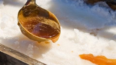 De la tire d’érable sur la neige au printemps. Sans l’actuel cartel, les prix pour le sirop d’érable pourraient-il être plus compétitifs sur les marchés d’exportation et moins cher aussi dans les épiceries canadiennes?Crédit photo : iStockphoto