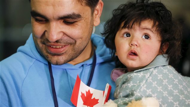 Un réfugié syrien et sa fille lors de leur arrivée à Toronto, en décembre 2015