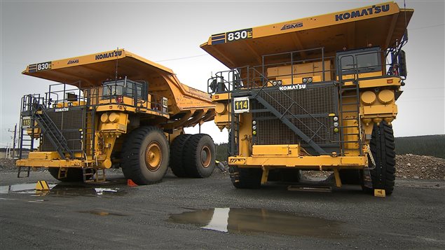 Des camions qui attendent la reprise des activités minières.