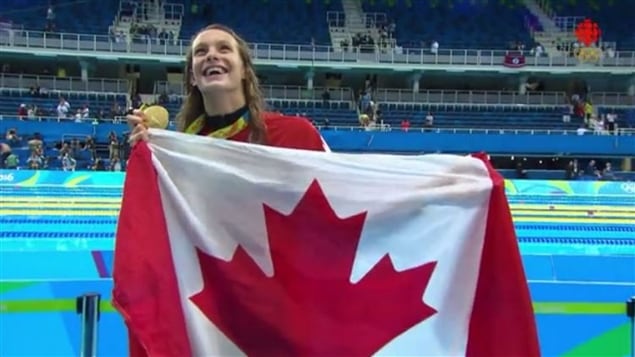 La nadadora canadiense Penny Oleksiak junto a su presea de oro en los Juegos de Rio.