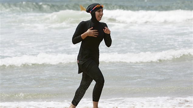 Une jeune femme porte le burkini sur la plage North Cronulla à Sydney en 2007.