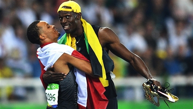 Usain Bolt felicita a Andre De Grasse después de la final en Río.