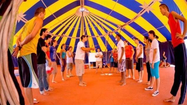 El circo es otro de los recursos a los que acude Mariano López en su trabajo social.