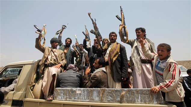 Combatientes hutíes en la guerra civil en Yémen