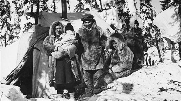 John y Mary Ann Thorassie junto a sus familias en Duck Lake en Manitoba en 1947. Antes de ser arrancados de su tierra, los Sayisi Dene vivían de la caza del caribú.