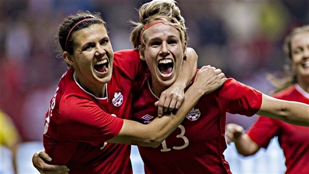 Christine Sinclair y Sophie Schmidt, de la selección canadiense de fútbol en los Juegos Olímpicos.