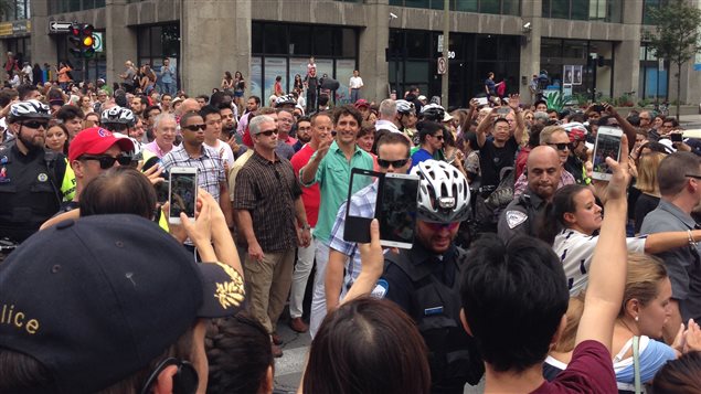 La presencia del primer ministro Trudeau fue celebrada por participantes y público.