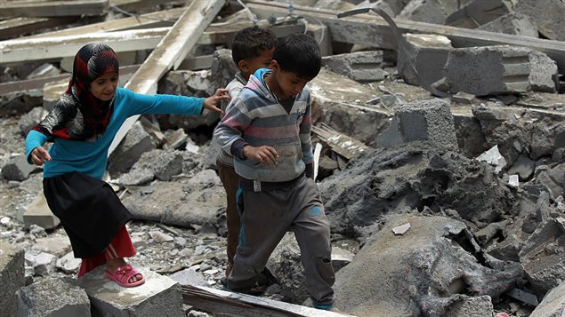  Yemeni children walk amidst the rubble of a house in Yemen’s Huthi rebel-held capital Sanaa on August 11, 2016, after it was reportedly hit by a Saudi-led coalition air strike.