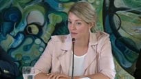 La ministre du Patrimoine canadien, Mélanie Joly en consultation sur les langues officielles à Moncton au Nouveau-Brunswick.