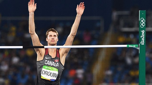 البطل الاولمبي الكندي ديريك دروان فاز بالميداليّة الذهبيّة في الوثب العالي