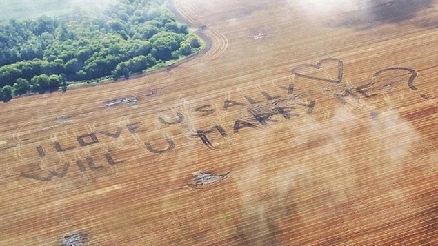 John Yokimas a demandé sa copine en mariage avec un message écrit en lettres géantes dans un champ.