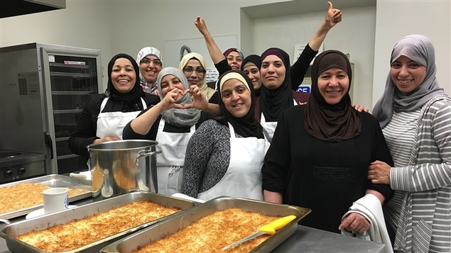 À Moncton, les femmes syriennes s'intègrent à leur nouvelle communauté en cuisinant des plats typiques de leur pays natal. À Moncton, les femmes syriennes s'intègrent à leur nouvelle communauté en cuisinant des plats typiques de leur pays natal.