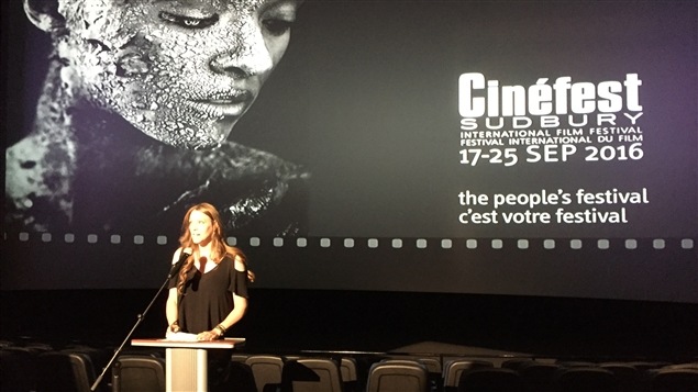Dévoilement de la programmation officielle du 28e Cinéfest de Sudbury. Tammy Frick, directrice générale au podium. Dévoilement de la programmation officielle du 28e Cinéfest de Sudbury. Tammy Frick, directrice générale au podium.