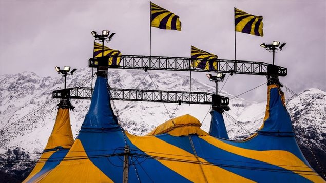Un tradicional circo chileno con la Cordillera de Los Andes de telón de fondo.