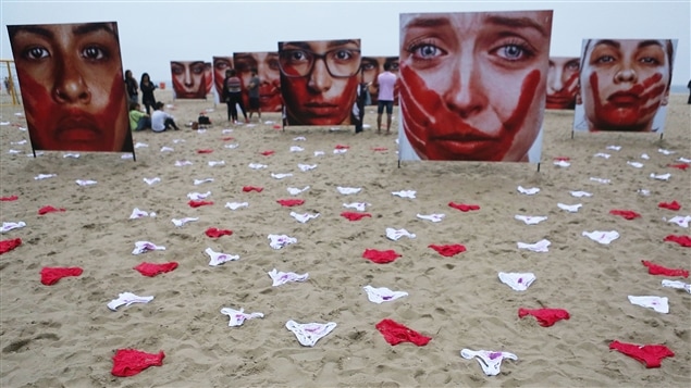 À Rio de Janeiro, une installation de photos et de sous-vêtements de l’artiste Marcio Freitas, qui vise à dénoncer la violence faite aux femmes.