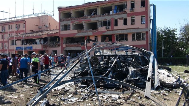 Además de las víctimas, el coche bomba en Elazig provocó daños materiales importantes.