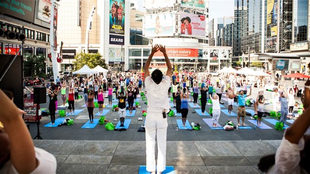 Le Yogathon réunit des centaines de personnes chaque année à Toronto Le Yogathon réunit des centaines de personnes chaque année à Toronto