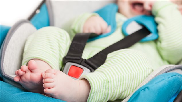 En algunos automóviles, los bebés son difíciles de ver desde el asiento del conductor.