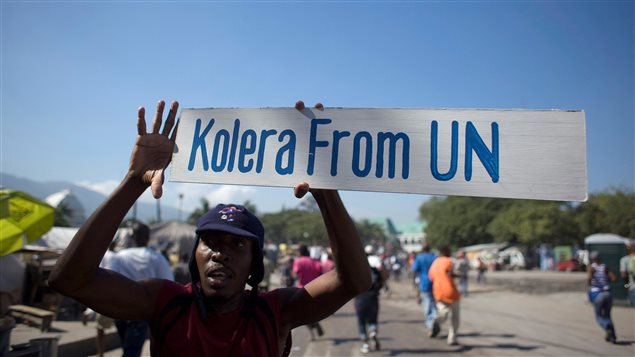 Manifestante frente a la misón de la ONu en Haití, el 18 de noviembre 2010.