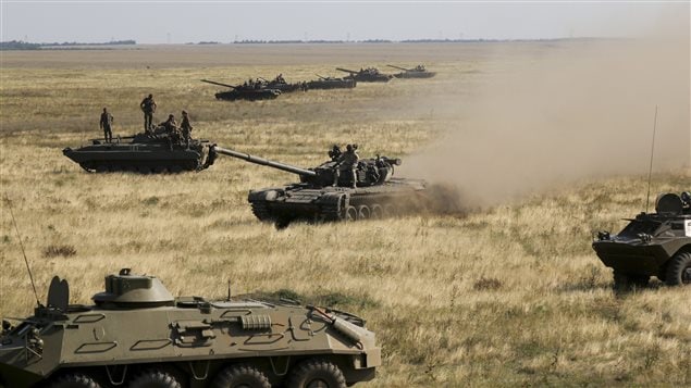 Tropas ucranianas se despliegan hacia la frontera con Rusia.