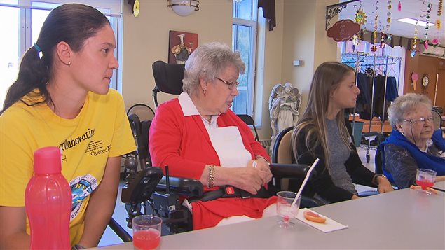 Une trentaine d’adolescents ont passé l’été dans le CHSLD Vigi Les Chutes de pour briser l’isolement des résidents.