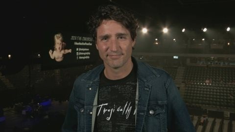 Le premier ministre Justin Trudeau accorde une entrevue à CBC peu avant le concert du groupe The Tragically Hip à Kingston, en Ontario, le 20 août 2016.