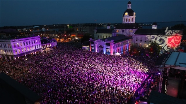 Une énorme foule s’est réunie à Kingston pour le dernier concert de la tournée Man Machine Poem de Tragically Hip.