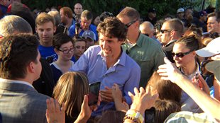 Le premier ministre Justin Trudeau salue la foule après la retraite de son gouvernement à Sudbury.