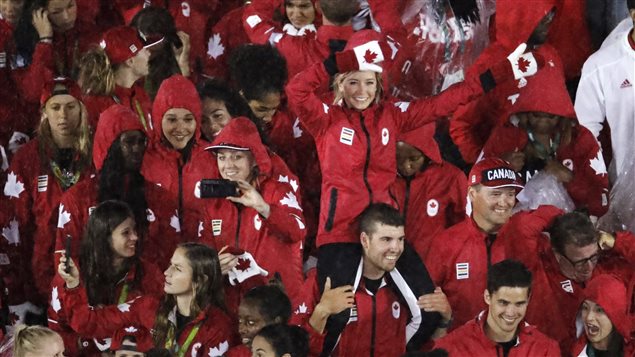 Los atletas canadienses desfilan en el Estadio Maracana durante la ceremonia de clausura de los Juegos Olímpicos.