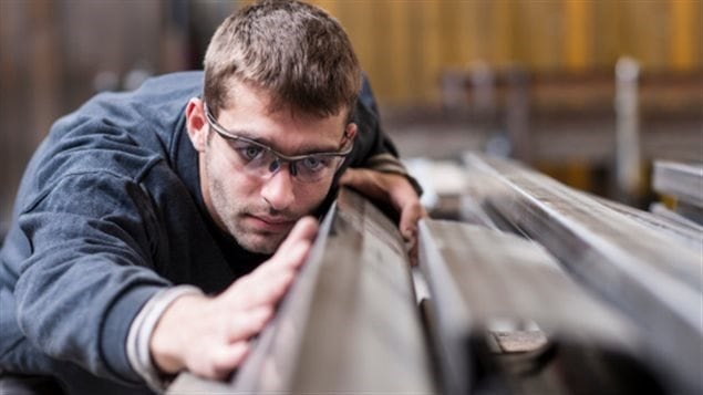 عامل في مصنع في كندا (أرشيف).