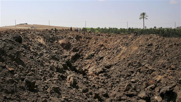 El terreno de una granja muestra las huellas del bombardeo.